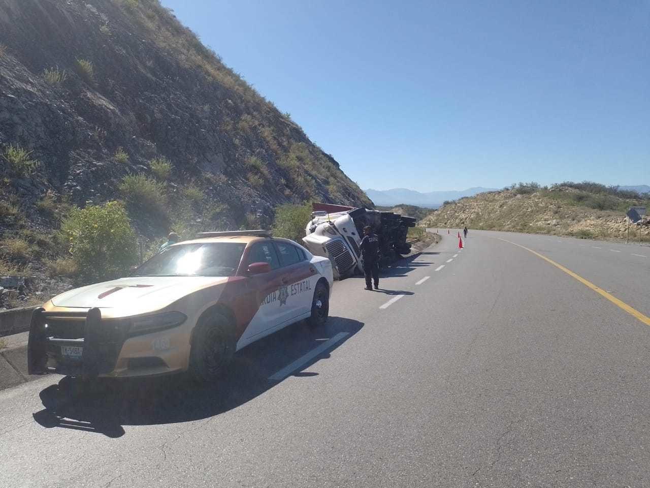 Guardia Estatal auxilió a los ocupantes del tráiler volcado en Jaumave