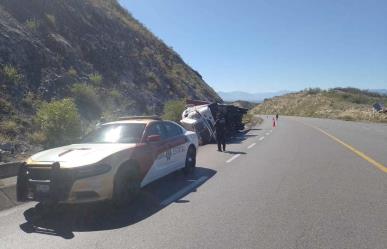 Vuelca tráiler cargado con chatarra en Jaumave