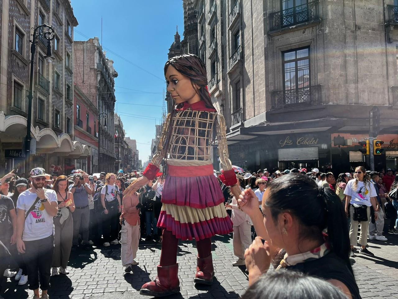 La marioneta Amal llega a México para transmitir un mensaje de paz. Foto y video: Omar Gómez