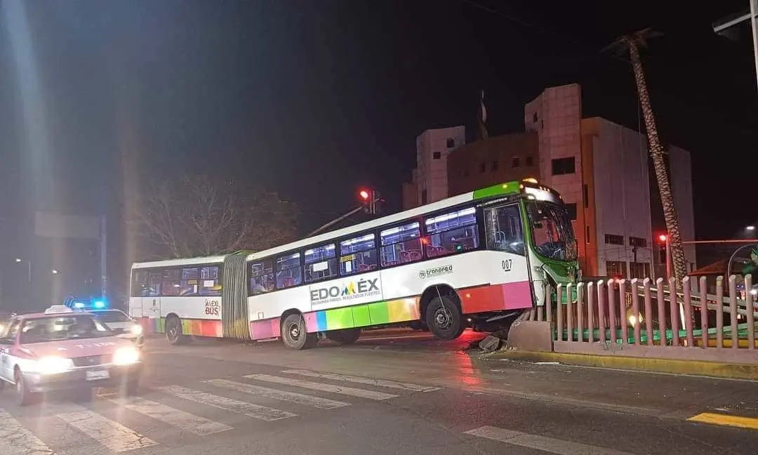 Al tratar de evitar el choque con un vehículo que invadió el carril confinado, la unidad de la Línea 3 del Mexibús en Neza, chocó contra una estructura metálica. Foto: Redes Sociales