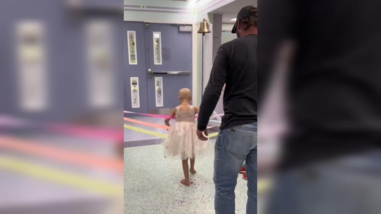 Una niña logra vencer el cáncer que padecía y hace sonar la campana del triunfo; vive un gran momento emotivo con sus padres. Foto: Twitter @DaleRTyMG