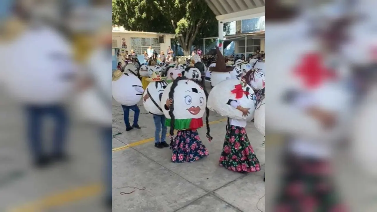Estudiantes realizan festival por el 113 aniversario de la Revolución Mexicana disfrazados de huevos. Foto: TikTok Almita Rz