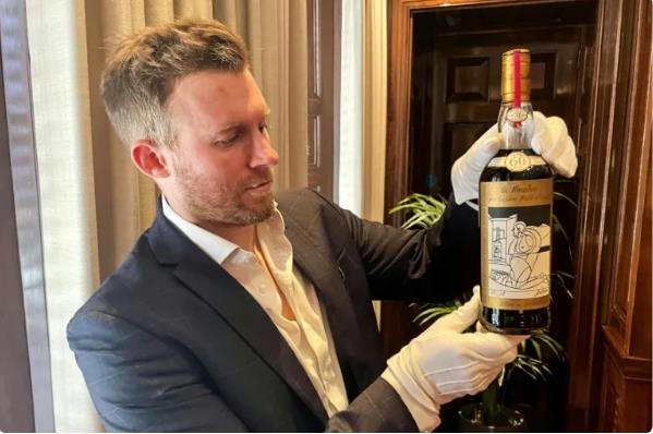 Botella de whisky Macallan destilado en 1926, con una etiqueta diseñada por el pintor italiano Valerio Adami, fotografiada en la casa Sothebys de Londres. (Foto. Mathilde Bellenger)
