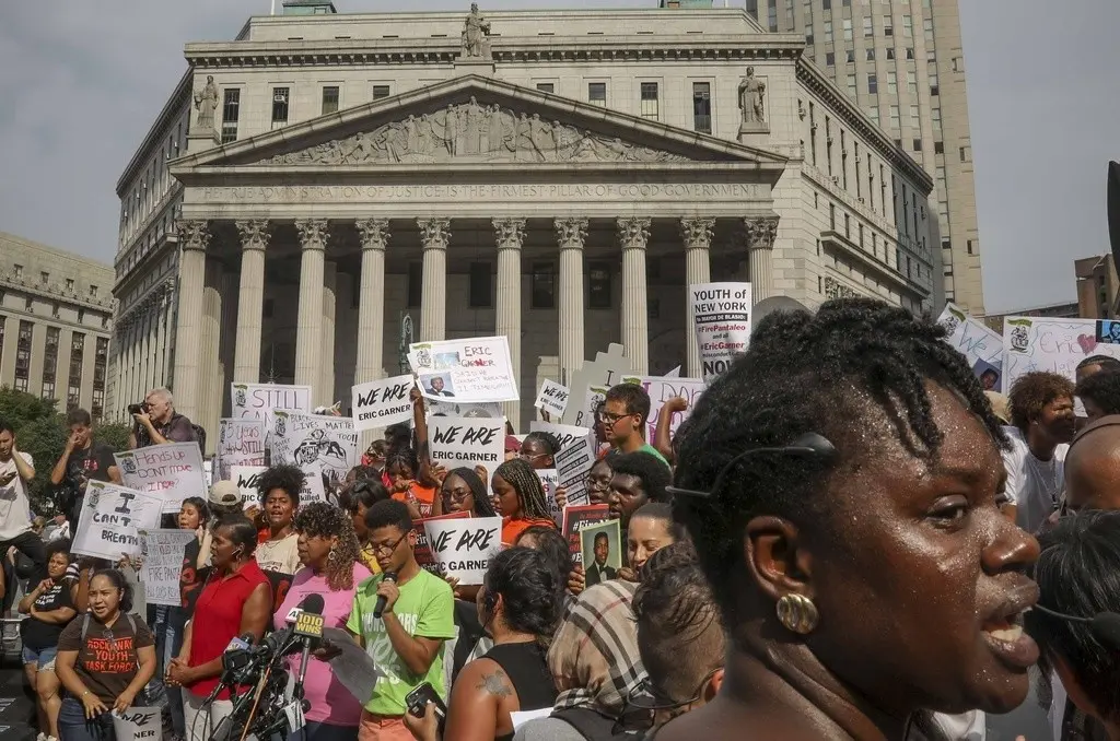 Jóvenes protestan contra la decisión de fiscales federales de no presentar cargos contra el policía Daniel Pantaleo por la muerte de Eric Garner por estrangulamiento en 2014, el 17 de julio de 2019, en la Federal Plaza en Nueva York. (AP Foto/Bebeto Matthe