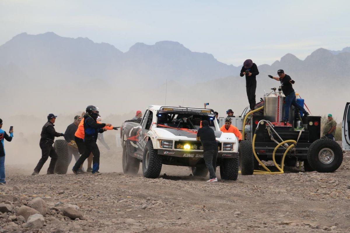 La alcaldesa de Loreto declara saldo blanco luego del paso de los pilotos de la Baja 1000 por el municipio. Foto: Facebook Paola Cota