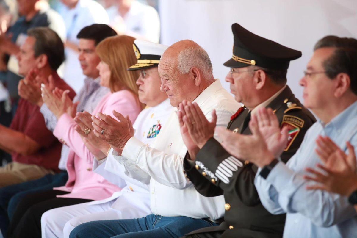 Este lunes el gobernador del estado, Víctor Castro participó en el desfile cívico-deportivo en conmemoración del 113 aniversario de la Revolución Mexicana. Foto: Facebook Víctor Manuel Castro Cosío