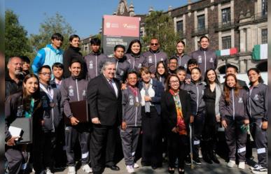 Entrega Delfina Gómez Premio Estatal del Deporte, preside desfile revolucionario