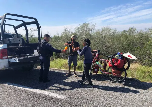 Guardia Estatal apoya con comida y seguridad a cicloviajeros de Japón