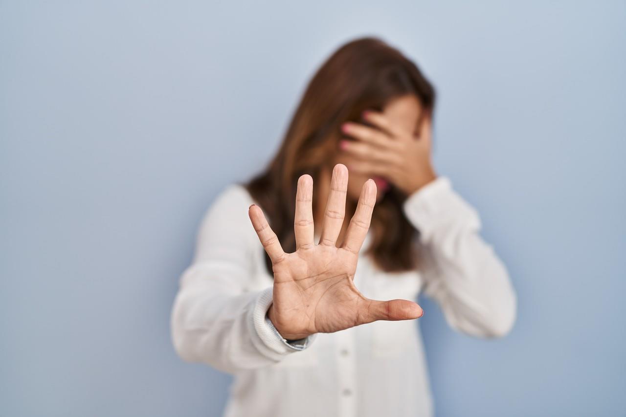 Hasta tres meses con goce de sueldo a mujeres víctimas de violencia extrema. Foto: krakenimages.com