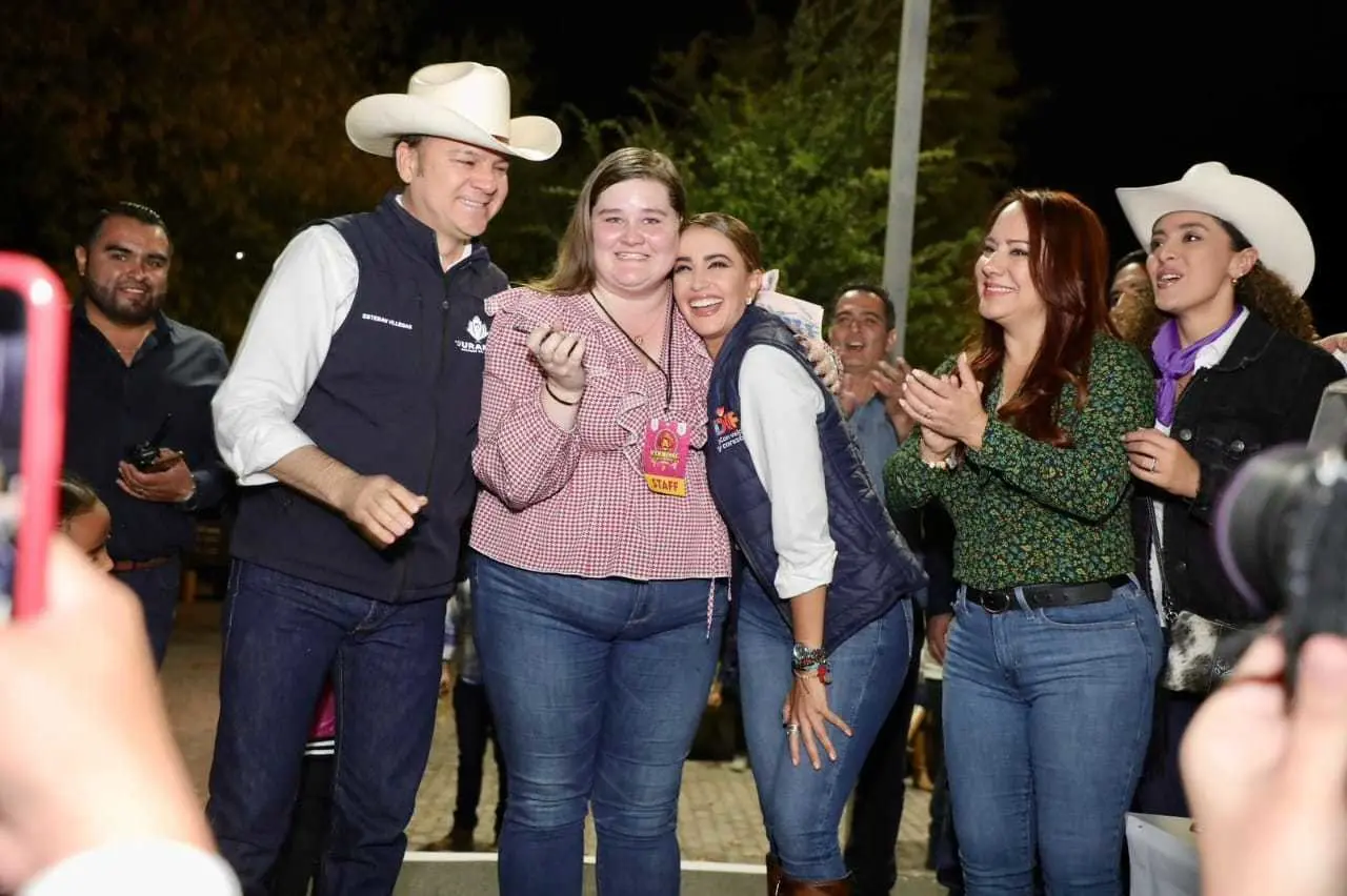 El Congreso del Estado, hizo la entrega de un vehículo que se rifó con motivo de la Kermés de la Familia, organizado por el DIF Estatal para la compra de juguetes a las y los niños de Durango. Foto: Cortesía.