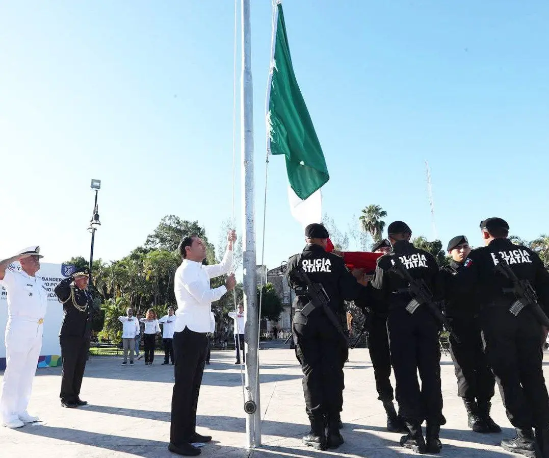 El gobernador Mauricio Vila Dosal realizó el izamiento de la bandera con motivo de la conmemoración de la Revolución
