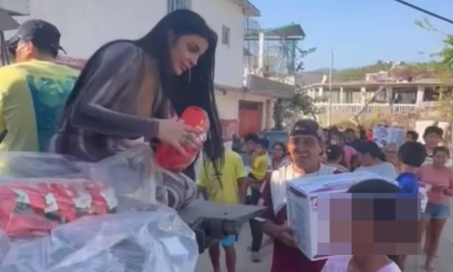 La modelo de OnlyFans viajó hasta Guerrero para poder repartir cajas de despensa a todas las personas afectadas por este desastre natural. Foto: Redes Sociales.
