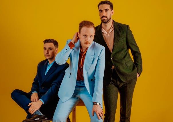 Eufórico reencuentro de Two Door Cinema Club con regios