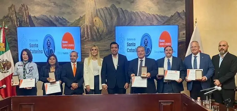 El Alcalde Jesús Nava Rivera, leyó la trayectoria de los galardonados, previamente seleccionados por el Comité para el Otorgamiento del Premio. Foto: Gobierno de Santa Catarina.