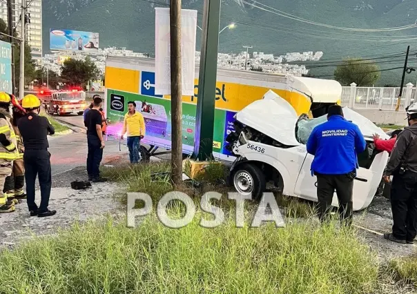 Volcadura doble deja dos heridos en avenida Garza Sada