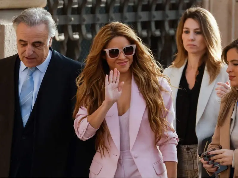 La colombiana arribó a la Audiencia de Barcelona a primera hora vistiendo un traje rosa y unas grandes gafas de sol. Foto: AP.