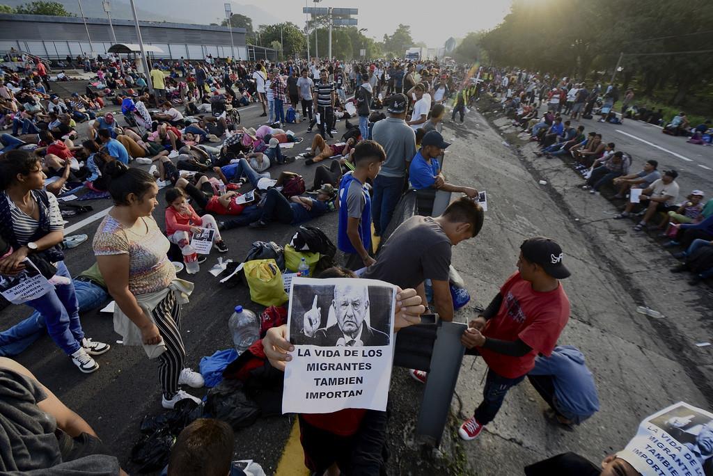 Migrantes bloquean la carretera durante su caravana a través de Huixtla, México. (AP Foto/Edgar Clemente)