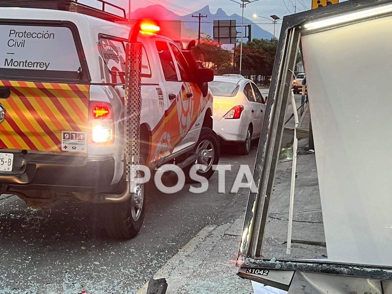 Hombre chocó contra un anunció y luego huyó del lugar. Foto. Raymundo Elizalde