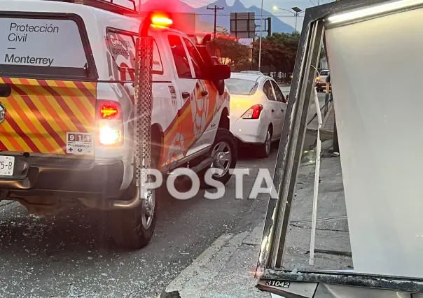 Choca con parabús y abandona su carro