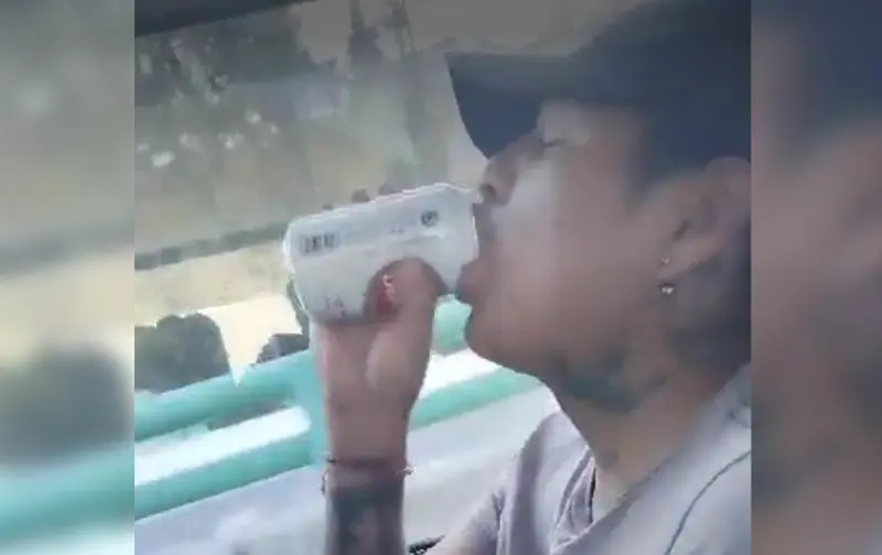 Las imágenes dan a conocer las imágenes en donde se observa al hombre que va con una lata de cerveza y con los pantalones abajo. Foto: Especial.
