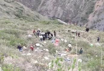 Cae autobús en barranco de los Andes de Perú y deja 20 muertos