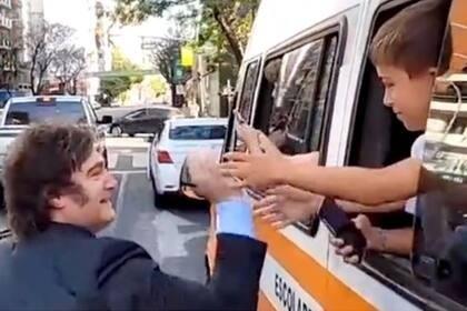La escena atrajo la atención de otros conductores, quienes hicieron sonar sus bocinas mientras detenían su marcha. Foto: Especial.