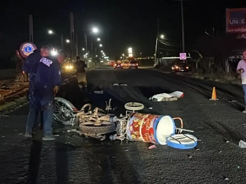 Los hechos ocurrieron cuando el comerciante protagonizó un choque mientras transitaba a bordo de una motocicleta, la cual arrastraba un diablito del producto que vendía. Foto: Especial.