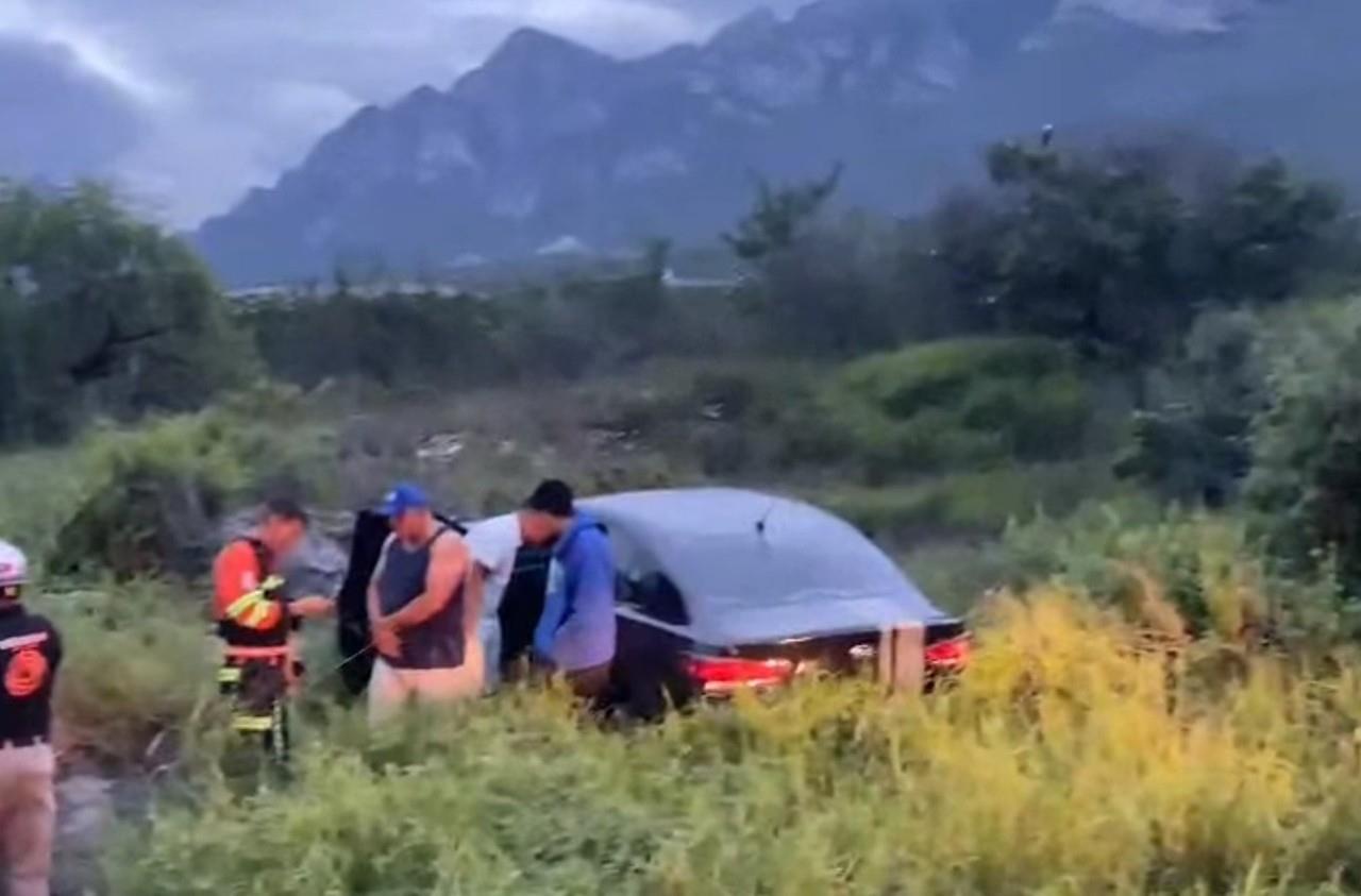 Tras el hecho la conductora fue atendida por elementos de Protección Civil de Nuevo León y Jaguares de Santa Catarina. Foto: Protección Civil Nuevo León.