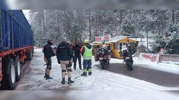 Elementos de la Policía Estatal trasladaron a seis personas a El Salto, Pueblo Nuevo, donde se refugiaron por las intensas nevadas. Foto: Facebook SSP Durango.