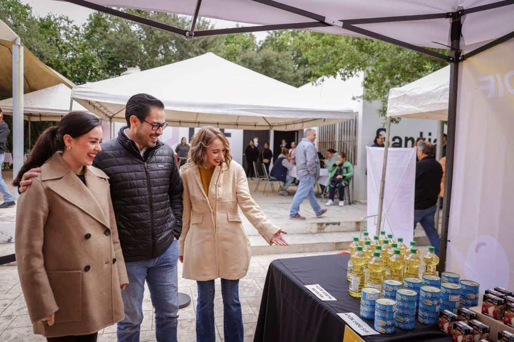 El gobierno de Santiago y el DIF inauguraron el Súper Santi, un novedoso mercado itinerante. Foto. Cortesía