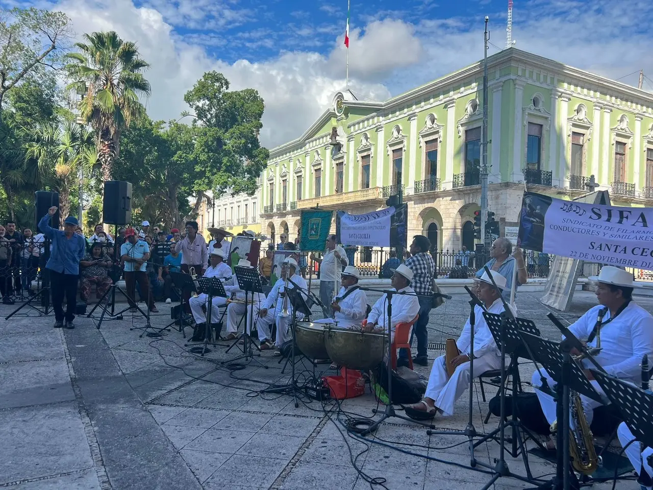 El gremio de músicos honró a Santa Cecilia en su día con una jarana en el atrio de la iglesia Catedral de Mérida.- Foto de Irving Gil