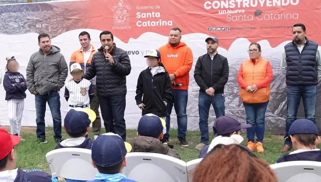 El Edil junto con menores del Equipo Tigres, padres de familia y servidores públicos de la administración municipal dio el banderazo arrancar los trabajos. Foto: Gobierno del Municipio de Santa Catarina.