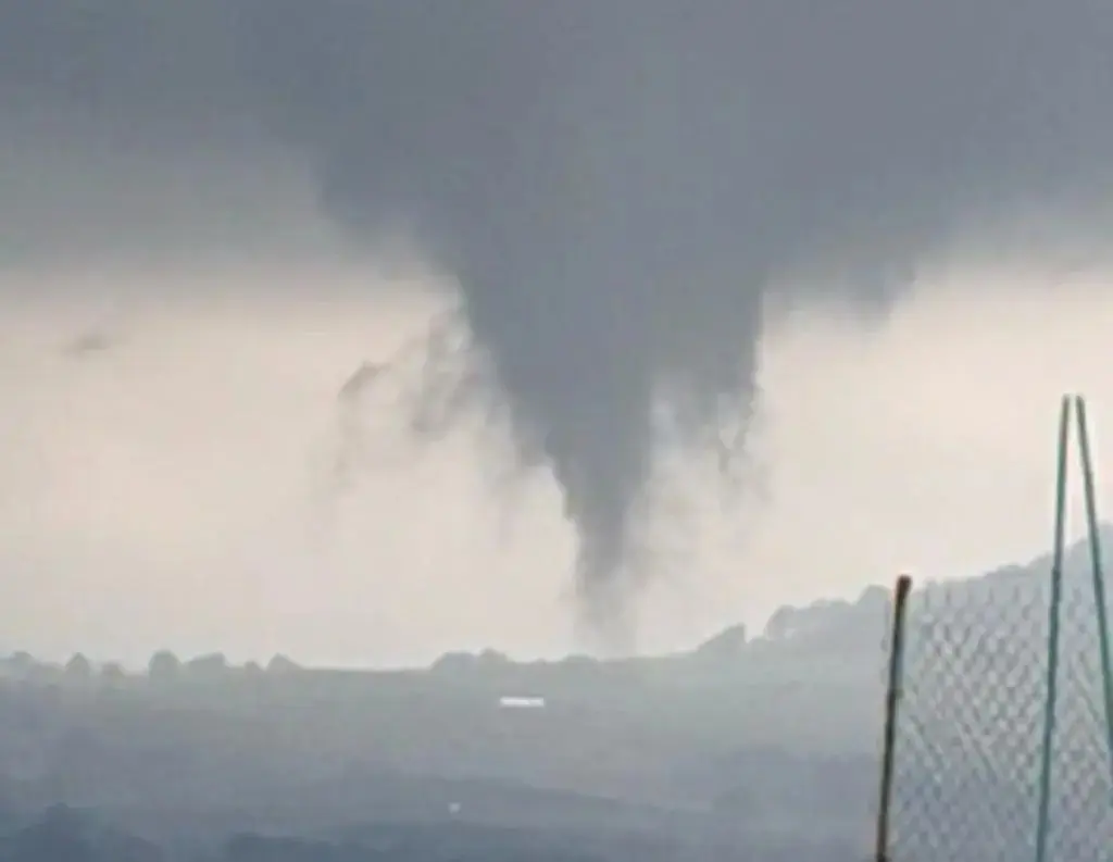 El hecho generó inquietud en la zona aguacatera debido a que el remolino comenzaba a tener más fuerza en la parte alta de los cerros. Foto: Especial.