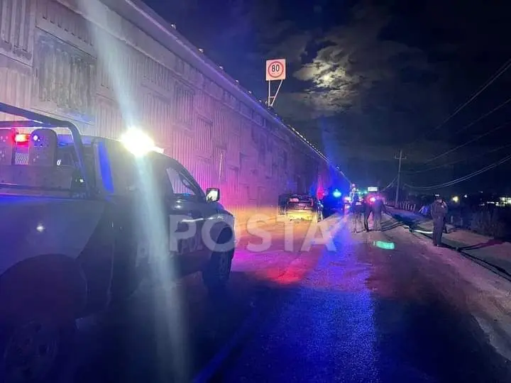 En el sitio se logra el aseguramiento de vehículo, una camioneta negra Cadillac con placas de Nuevo León con armamento de grueso calibre y una cubeta de poncha llantas y radiofrecuencias. Foto: Raymundo Elizalde.