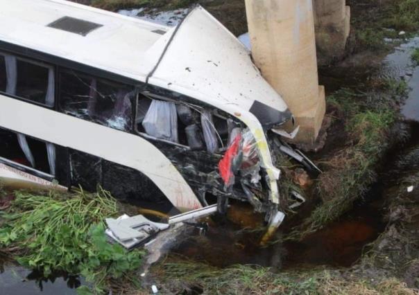 Mueren 12 tras caída de un autobús en Veracruz