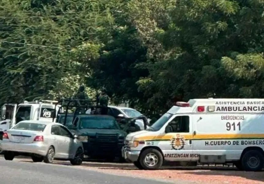 El cuerpo de la víctima quedó en el interior del vehículo en el que se trasladaba y cuando llegaron al lugar los elementos de los cuerpos de emergencias y de seguridad ya se encontraba sin vida. Foto: Tribuna Morelia.