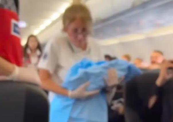 Mujer da a luz en pleno vuelo, es ayudada por pasajeros y azafatas