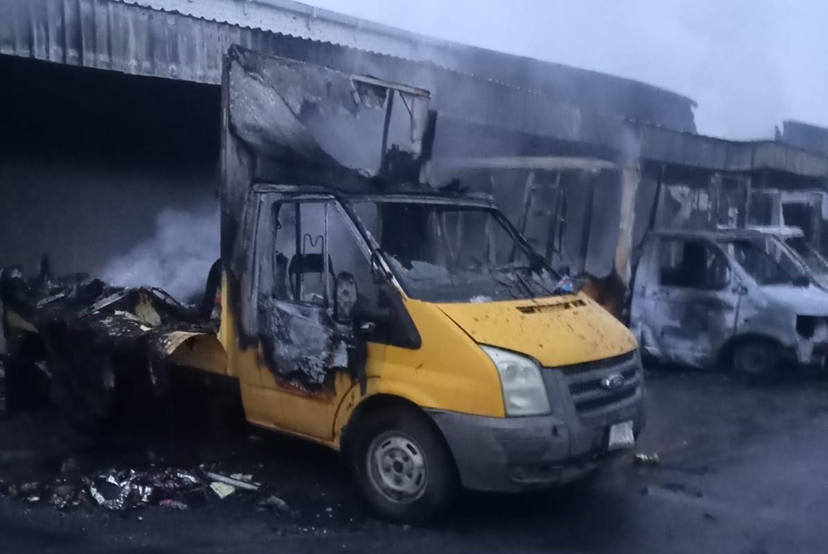 Arrasa incendio con 15 vehículos de la empresa Sabritas en Fresnillo, Zacatecas