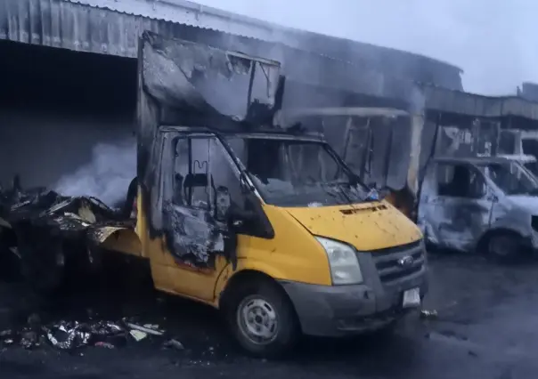 Arrasa incendio con 15 vehículos de la empresa Sabritas en Fresnillo, Zacatecas