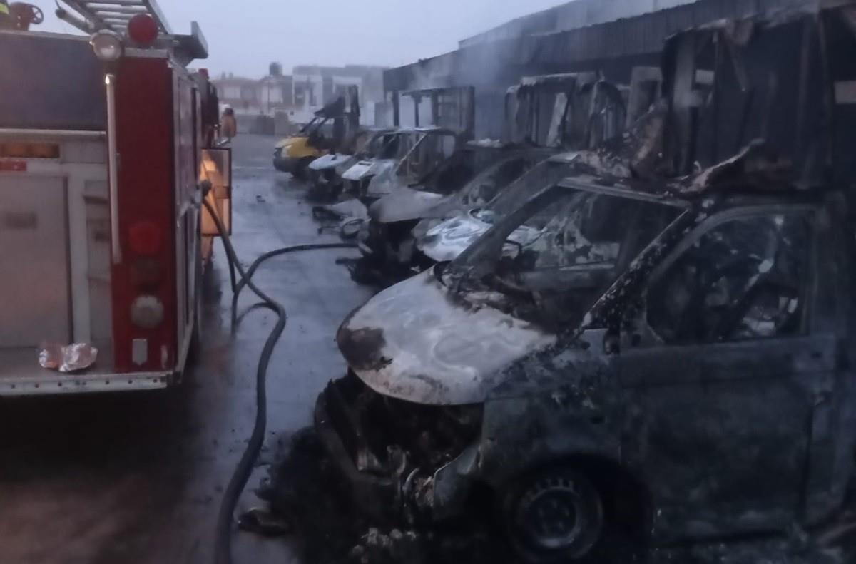 Arrasa incendio con 15 vehículos de la empresa Sabritas en Fresnillo, Zacatecas