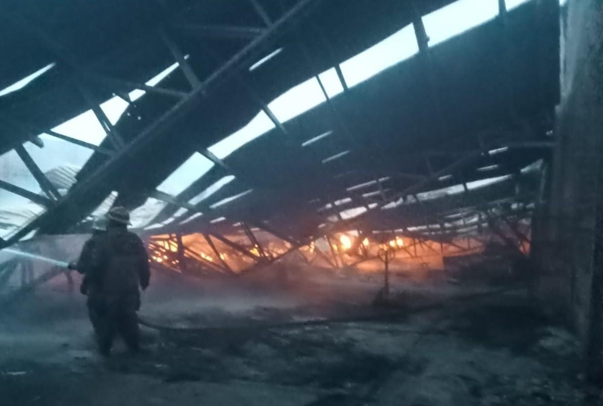 Arrasa incendio con 15 vehículos de la empresa Sabritas en Fresnillo, Zacatecas