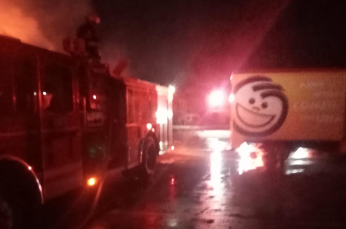 Arrasa incendio con 15 vehículos de la empresa Sabritas en Fresnillo, Zacatecas