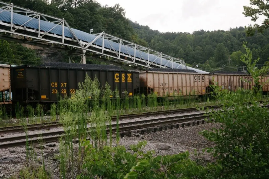 Descarrilamiento de tren cargado con azufre obliga a evacuar zona de Kentucky