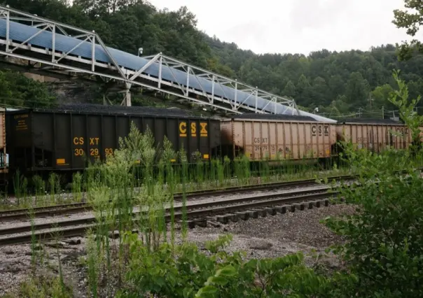 Descarrilamiento de tren cargado con azufre obliga a evacuar zona de Kentucky