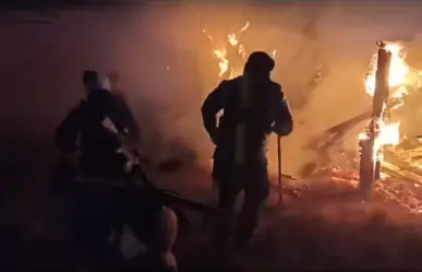Rescatan de incendio a familia en Mezquital