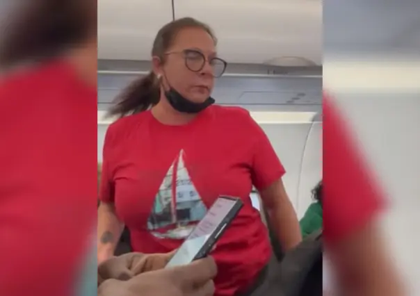 Pasajera se baja los pantalones y amenaza con orinarse en pasillo de avión