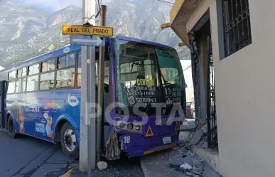 Se impacta Ruta 6 contra camionetas y un domicilio en Santa Catarina