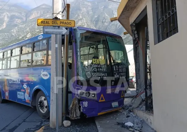 Se impacta Ruta 6 contra camionetas y un domicilio en Santa Catarina