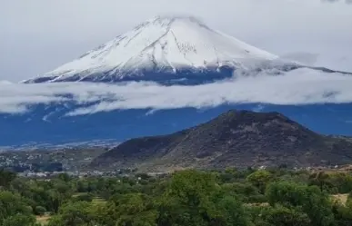 Amanece volcán Popocatépetl cubierto de nieve