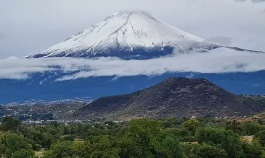 Amanece volcán Popocatépetl cubierto de nieve